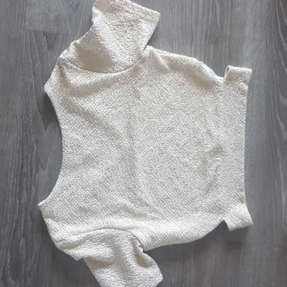 Fun 2 piece gold crop top and flowy skirt - Picture 2 of 4